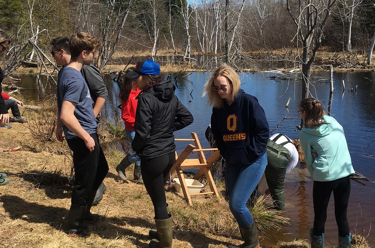 Student fieldtrip on daly point trail