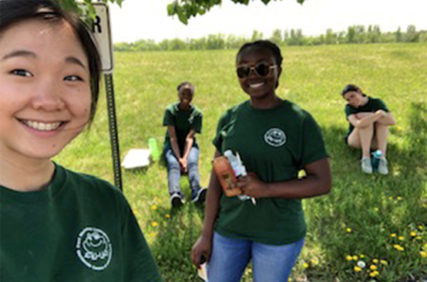 Des étudiants de WCE du Fort Richmond Collegiate recueillent un échantillon de sol à Kelburn Farms à Howden, MB.