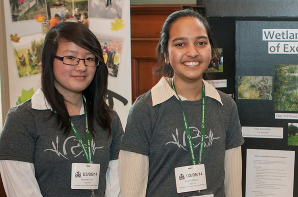 Les &eacute;l&egrave;ves de l'&eacute;cole secondaire East Elgin participent au programme de mentorat WCE dans la zone humide Herb Kebbel &agrave; Aylmer, en Ontario.