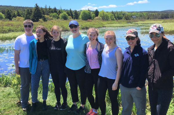 Des &eacute;l&egrave;ves de l'&eacute;cole secondaire Holy Trinity fr&eacute;quentant la WCE apprennent &agrave; la r&eacute;serve naturelle du torbay Gully, &agrave; c&ocirc;t&eacute; du "Gully", &agrave; Torbay, &agrave; Terre-Neuve.