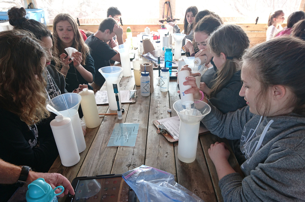 Des étudiants du Collège Mont-Saint-Anne étudient des échantillons d&#039;eau à la Réserve nationale de faune du cap Tourmente en Côte-de-Beaupré, QC.