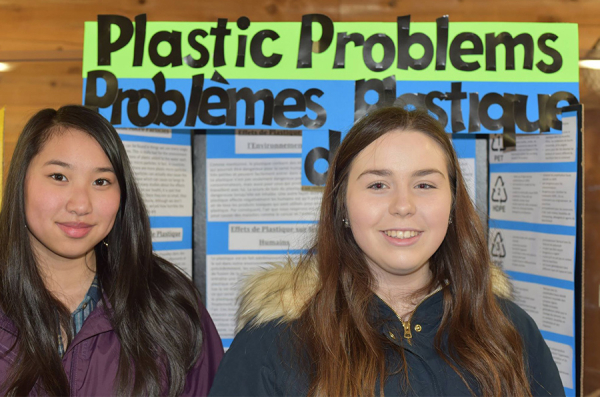 Des &eacute;tudiants de la WCE baguent des canards dans la r&eacute;serve naturelle de Daly Point.