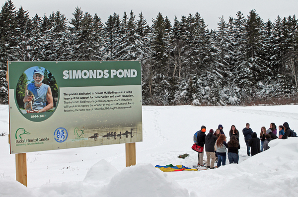 Des étudiants du WCE se rendent en raquette sur un étang gelé de Simonds, à Saint John, au Nouveau-Brunswick.