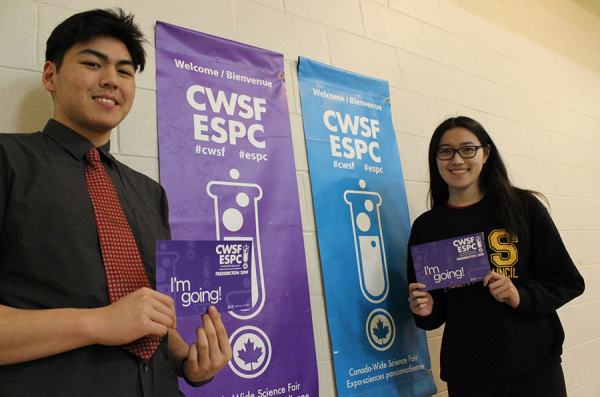 Un élève du programme WCE de la Fredericton High School tire une sonde de la glace dans le marais Corbett Brook, à Fredericton, au Nouveau-Brunswick.